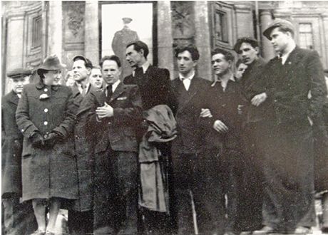 Выпускники у Академии художеств. Конец 1940-х гг. В центре во втором ряду А. П. Кузнецов Выпускники у Академии художеств. Конец 1940-х гг. В центре во втором ряду А. П. Кузнецов