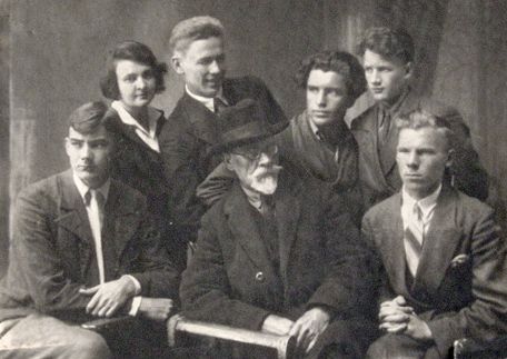 И. С. Горюшкин-Сорокопудов с учениками. 1934–1935 гг. Пензенское художественное училище. Слева А. П. Кузнецов И. С. Горюшкин-Сорокопудов с учениками. 1934–1935 гг. Пензенское художественное училище. Слева А. П. Кузнецов