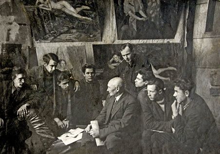 Б. В. Иогансон в творческой мастерской со студентами Крайний справа А. П. Кузнецов, за Иогансоном стоит Л. В. Худяков. 1950 г. Б. В. Иогансон в творческой мастерской со студентами Крайний справа А. П. Кузнецов, за Иогансоном стоит Л. В. Худяков. 1950 г.