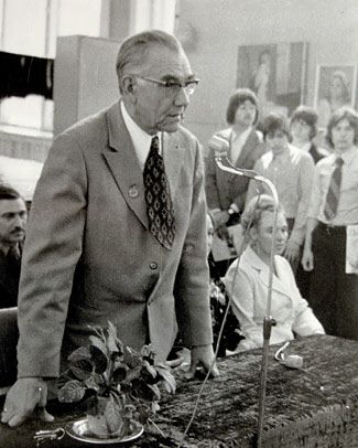 Директор СХШ А. П. Кузнецов выступает на торжественном заседании в актовом зале нового здания Директор СХШ А. П. Кузнецов выступает на торжественном заседании в актовом зале нового здания