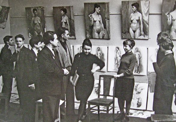 Выставка работ учеников 11 класса СХШ. 1962 г. Слева А. Ф. Булыгин, за ним А. П. Кузнецов, в центре учащаяся О. Ческидова, справа от нее Л. Кириллова Выставка работ учеников 11 класса СХШ. 1962 г. Слева А. Ф. Булыгин, за ним А. П. Кузнецов, в центре учащаяся О. Ческидова, справа от нее Л. Кириллова