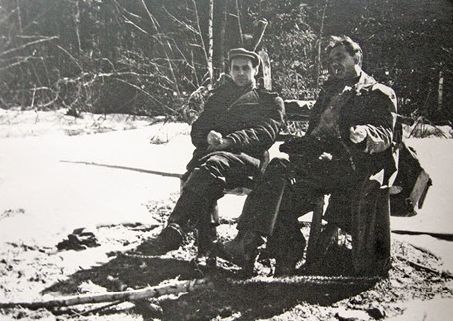 На зимней рыбалке. Справа А. П. Кузнецов, слева В. И. Сенчуков На зимней рыбалке. Справа А. П. Кузнецов, слева В. И. Сенчуков