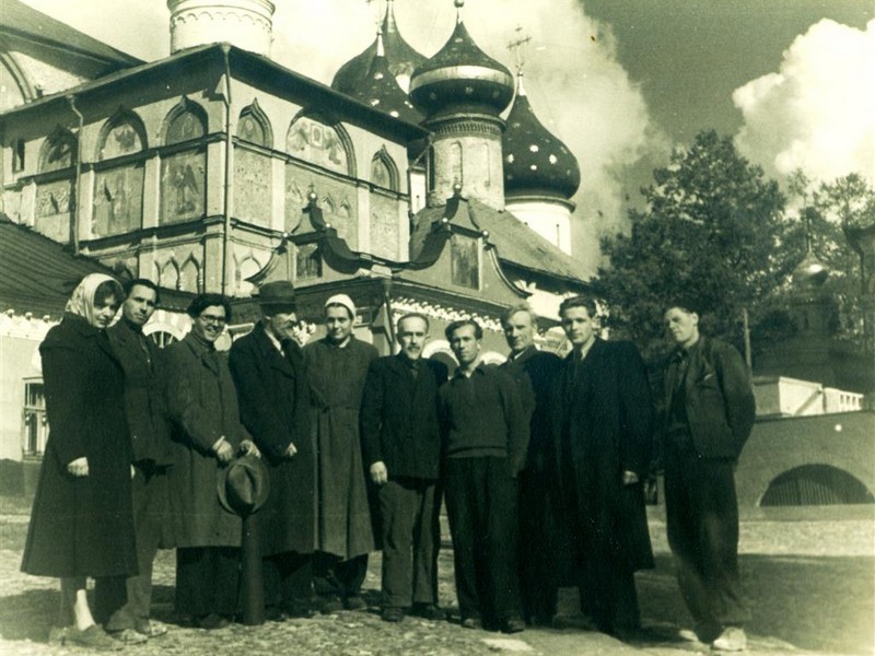 В Троице-Сергиевой Лавре среди молодых реставраторов: третий слева – В. И. Балдин, четвертый – П. И. Нерадовский. 1949–1952  ОР ГТГ. Ф. 31. Д. 3047. Л. 29