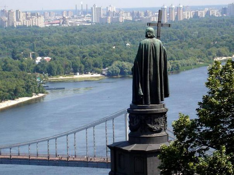 Киев. Бронзовый монумент крестителя Руси великого князя Владимира. 