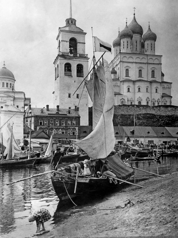 Псков. Вид на собор Святой Троицы и развалины крепостной стены с речки Псковы. Фотография конца XIX в.