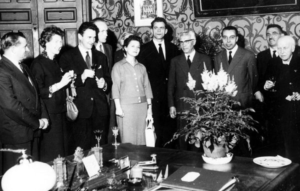 5. А. К. Соколов, А. А. Клемент, Н. Н. Калитина на приеме в мэрии Орлеана; вторая слева Жаклин Суэм Апрель 1961 г. 5. А. К. Соколов, А. А. Клемент, Н. Н. Калитина на приеме в мэрии Орлеана; вторая слева Жаклин Суэм Апрель 1961 г.